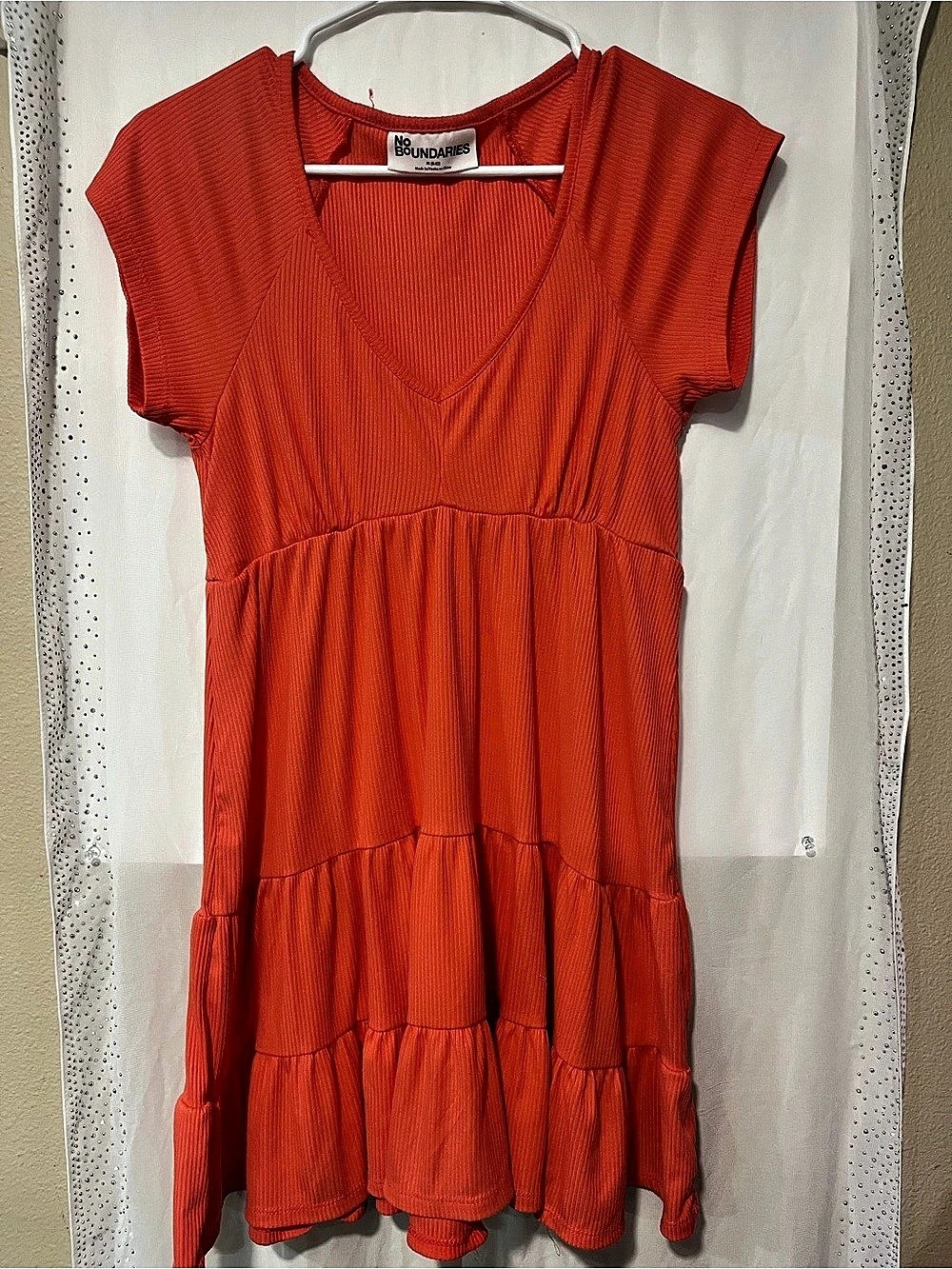 No Boundaries Red Orange V-Neck Tiered Mini Dress Size Médium size 8-10